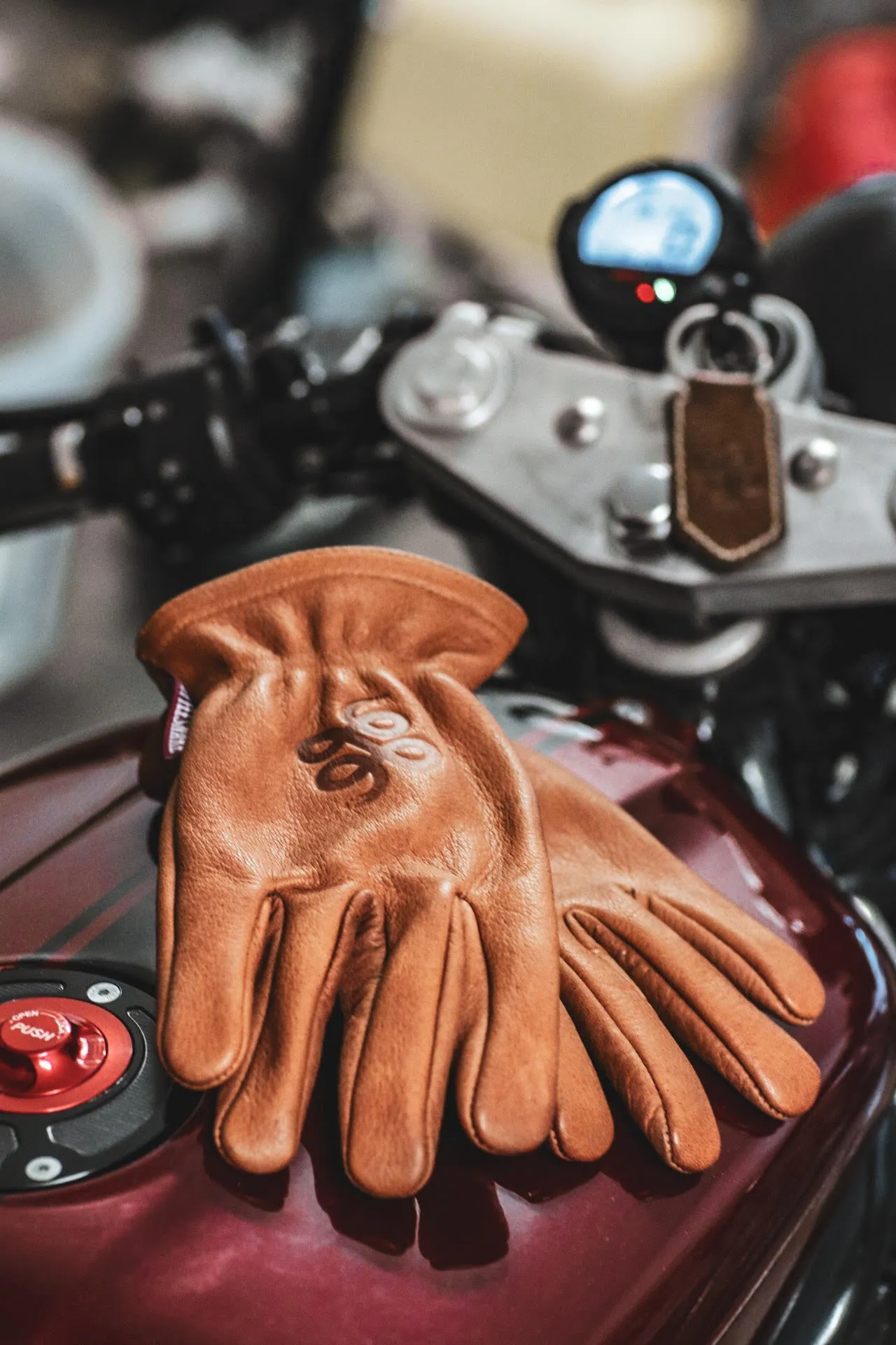 Cognac Buffalo Gloves † Road Roamer